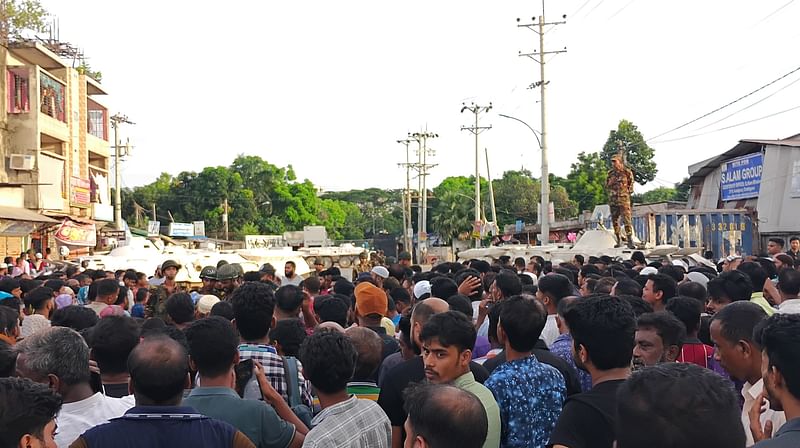 গাজীপুরের কাশিমপুর কেন্দ্রীয় কারাগারের সামনে বন্দীদের স্বজনেরা ভিড় করছেন। পরিস্থিতি নিয়ন্ত্রণে মোতায়েন রয়েছে সেনাবাহিনীর সদস্যরা। আজ বুধবার বিকেলে কারাগারের প্রধান ফটকের সামনে